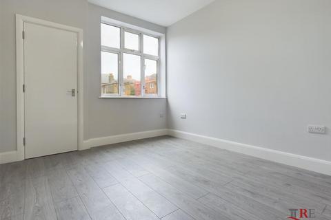 3 bedroom flat to rent, Windermere Avenue, Queens Park, London NW6