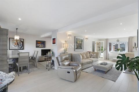 4 bedroom detached house for sale, The Lindens, Loughton