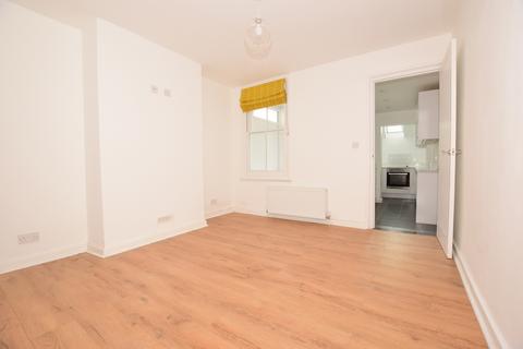 2 bedroom end of terrace house to rent, Black Griffin Lane Canterbury CT1