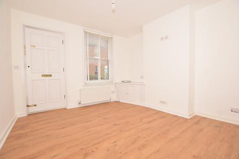 2 bedroom end of terrace house to rent, Black Griffin Lane Canterbury CT1