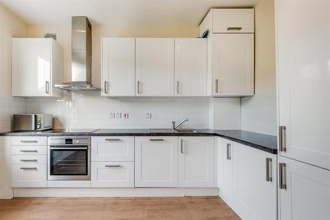 3 bedroom flat to rent, Clonmore Street, London