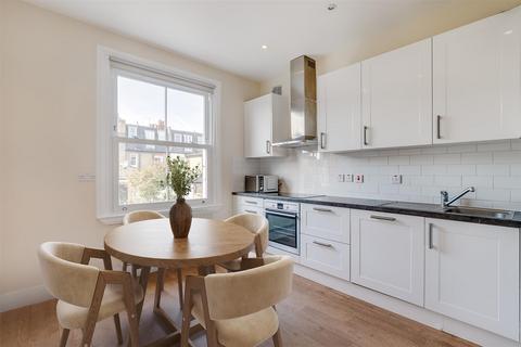 3 bedroom flat to rent, Clonmore Street, London