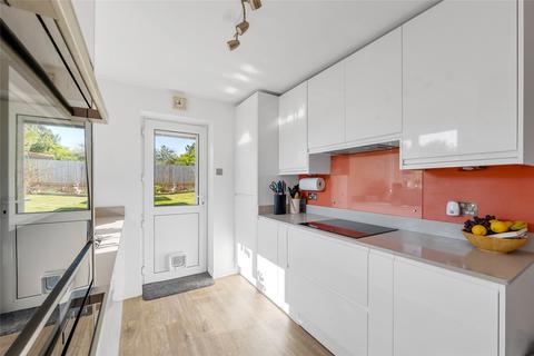 8 Dewlands, Godstone, RH9 8BS