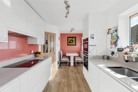 8 Dewlands, Godstone, RH9 8BS
