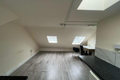 Studio to rent, Ilford Lane, Ilford IG1