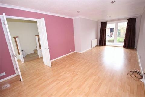 3 bedroom terraced house to rent, Downsway, Chelmsford