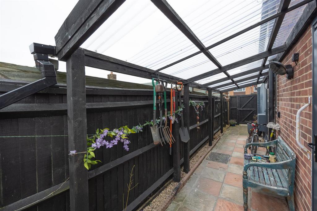 63 Green  Lane Trowrbridge BA14 7 DE  (18).jpg