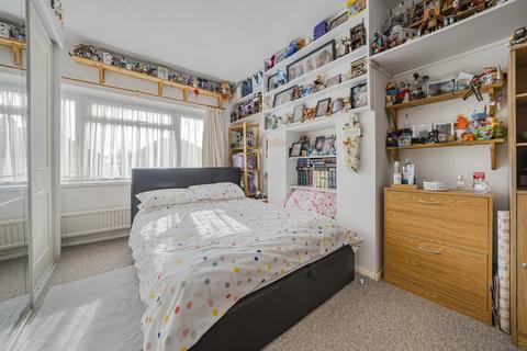 59 Goshawk Gardens, Hayes, UB4 8LB
