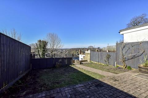 3 bedroom terraced house to rent, Barnes Avenue, Chesham