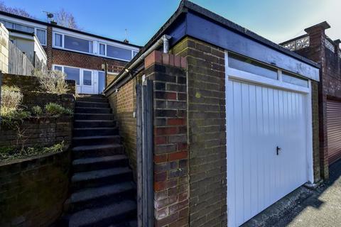 3 bedroom terraced house to rent, Barnes Avenue, Chesham