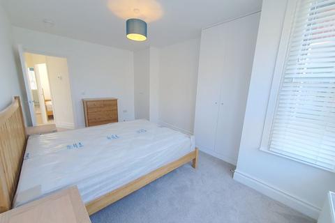 2 bedroom flat to rent, Bushey Hill Road, London