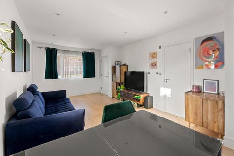 12d Golden Manor, London, W7 3EE