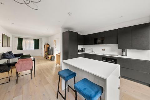 12d Golden Manor, London, W7 3EE