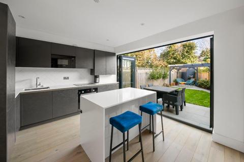 12d Golden Manor, London, W7 3EE