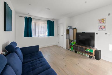 12d Golden Manor, London, W7 3EE