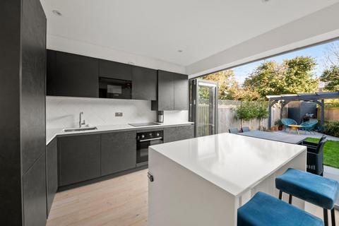 12d Golden Manor, London, W7 3EE