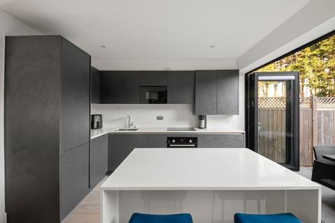 12d Golden Manor, London, W7 3EE