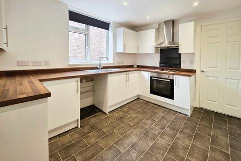 3 bedroom end of terrace house to rent, Wordsworth Road, Swinton