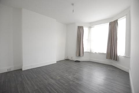 2 bedroom flat to rent, Mortlake Road, Ilford, IG1