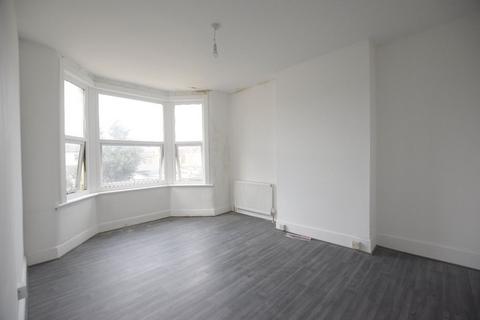 2 bedroom flat to rent, Mortlake Road, Ilford, IG1