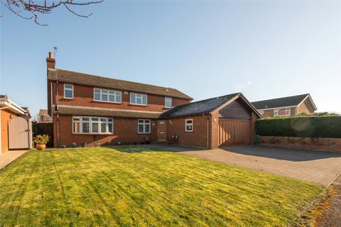 4 bedroom detached house for sale, Alma Farm Road, Toddington, Dunstable, Bedfordshire, LU5