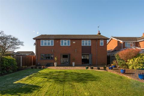 4 bedroom detached house for sale, Alma Farm Road, Toddington, Dunstable, Bedfordshire, LU5