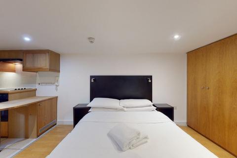 Studio to rent, Cartwright Gardens