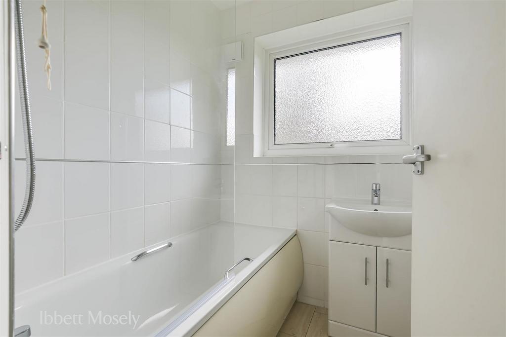 14 Bathroom.jpg