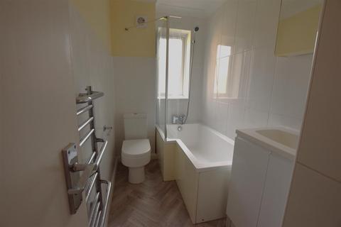 1 bedroom flat to rent, Bond Road, Rainham