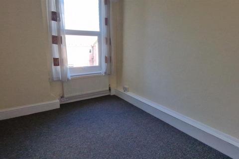 2 bedroom flat to rent, High Street, Rainham