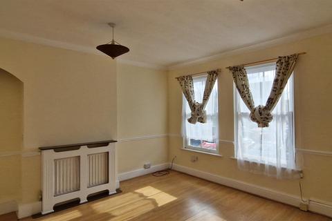 2 bedroom flat to rent, High Street, Rainham