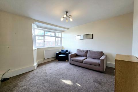 2 bedroom flat to rent, Upper Tooting Road, London SW17