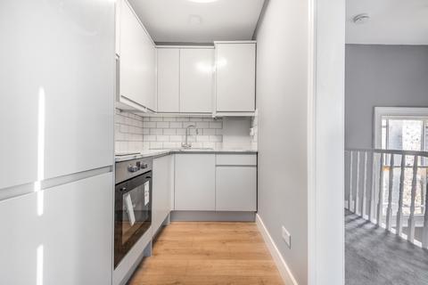 2 bedroom flat to rent, Bromfelde Road London SW4