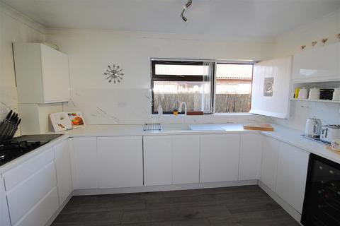 102 Harps Avenue, Minster On Sea, Sheerness, ME12 3PL