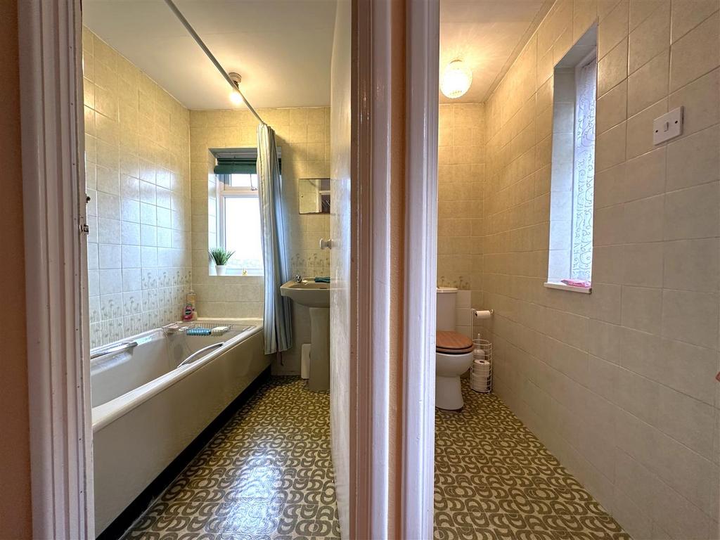 First Floor Bathroom &amp; W.C 237
