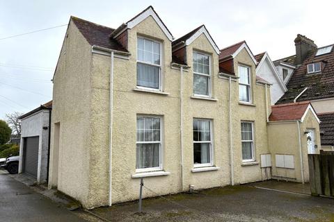 2 bedroom house to rent, Emslie Road, Falmouth