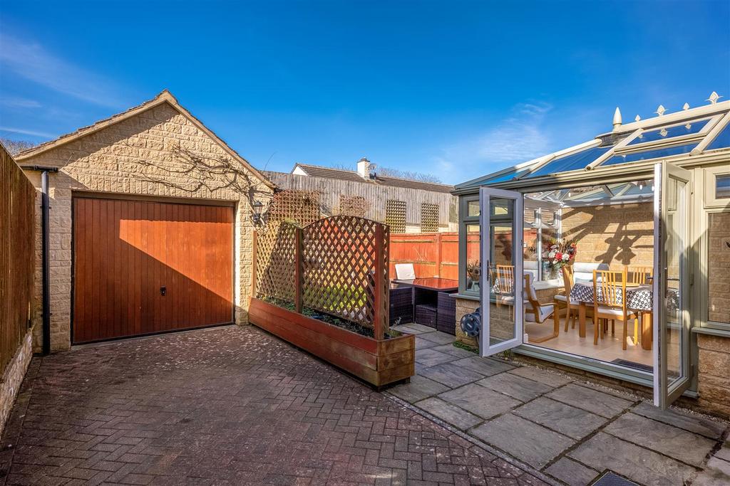 8 Foxfield Court-16.jpg