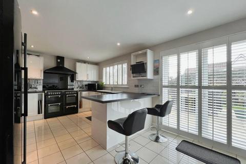 2 Alexandra Corniche, Hythe, CT21 5RN