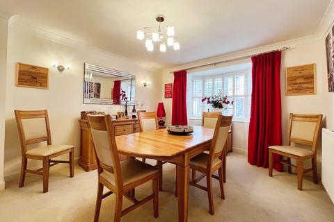 2 Alexandra Corniche, Hythe, CT21 5RN