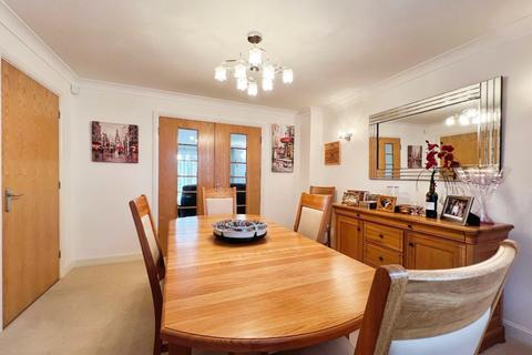 2 Alexandra Corniche, Hythe, CT21 5RN