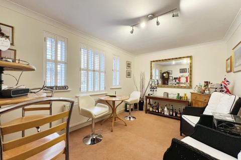 2 Alexandra Corniche, Hythe, CT21 5RN