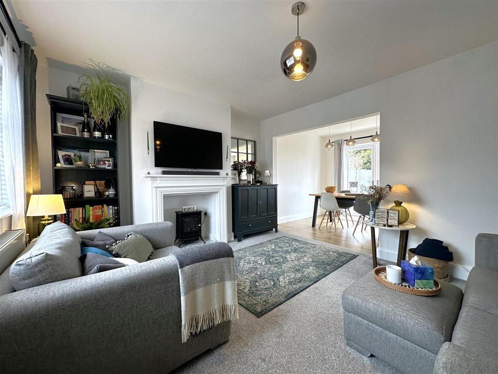 Lovely Living Room Through To Kitchen/Diner 720