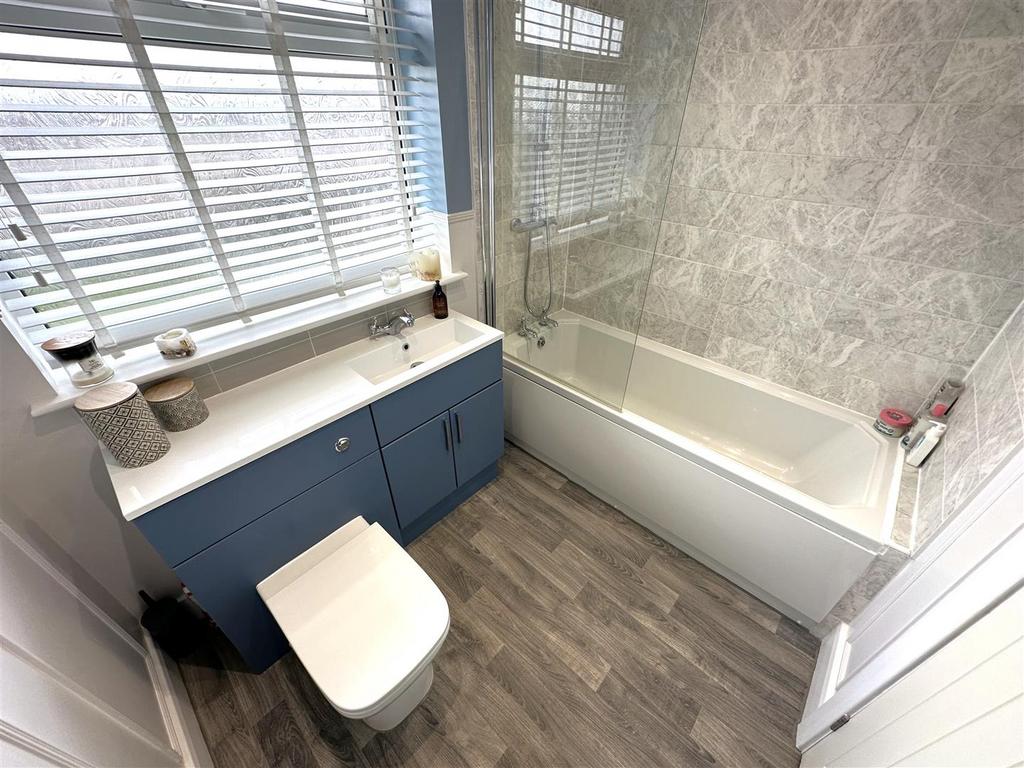 Stunning Modern Bathroom 698