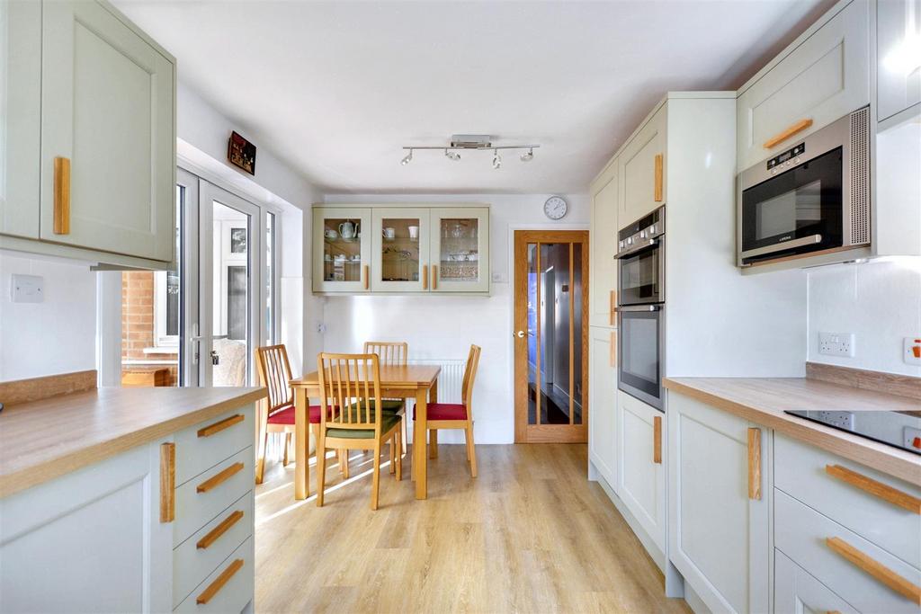 Kitchen 2.jpeg