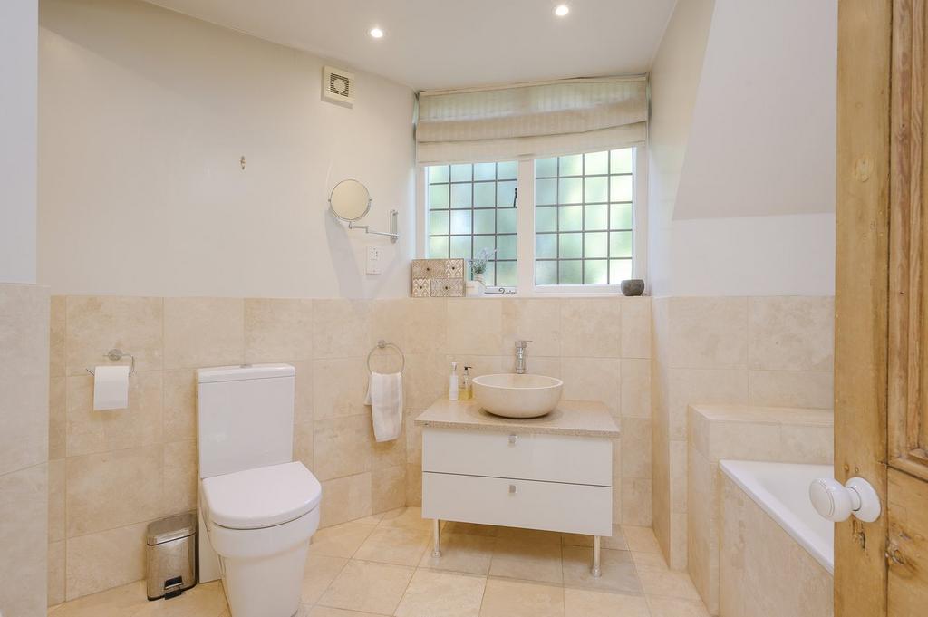 Family Bathroom 1