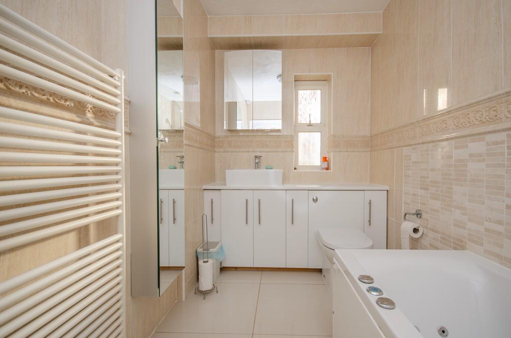 Bathroom pic 2.jpg