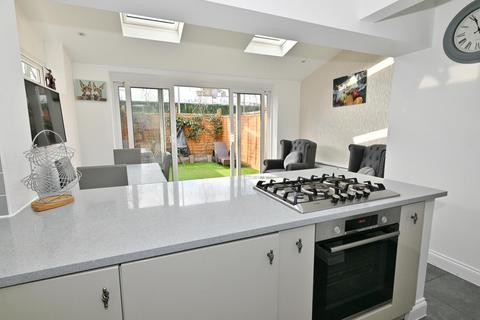 14 Queen Annes Close, Twickenham, TW2 5NN