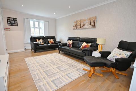 14 Queen Annes Close, Twickenham, TW2 5NN