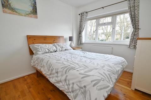14 Queen Annes Close, Twickenham, TW2 5NN