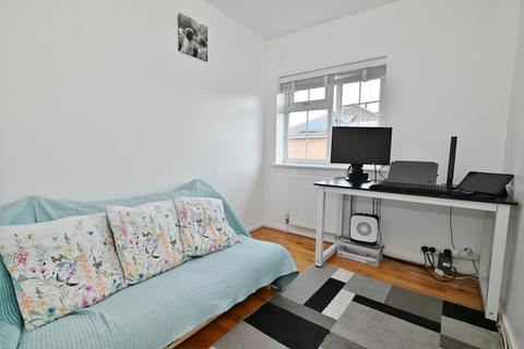 14 Queen Annes Close, Twickenham, TW2 5NN